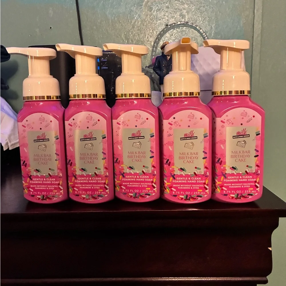 Bath & Body Works Birthday Cake Foaming Hand Soap - Pink (5) - Picture 1 of 5